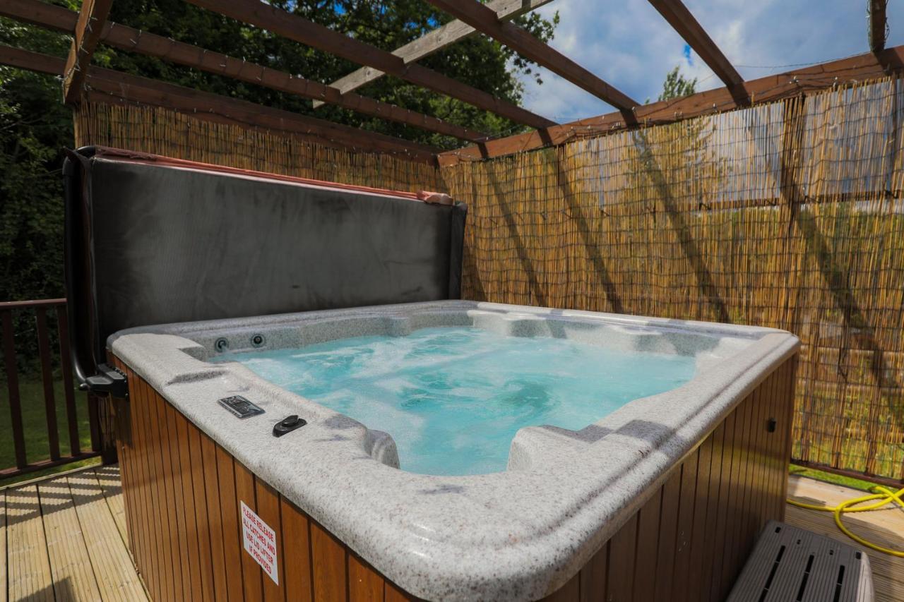 Conkers Lodge For 6 With Hot Tub & Secluded Decking - Spa Resort In Devon Chudleigh エクステリア 写真