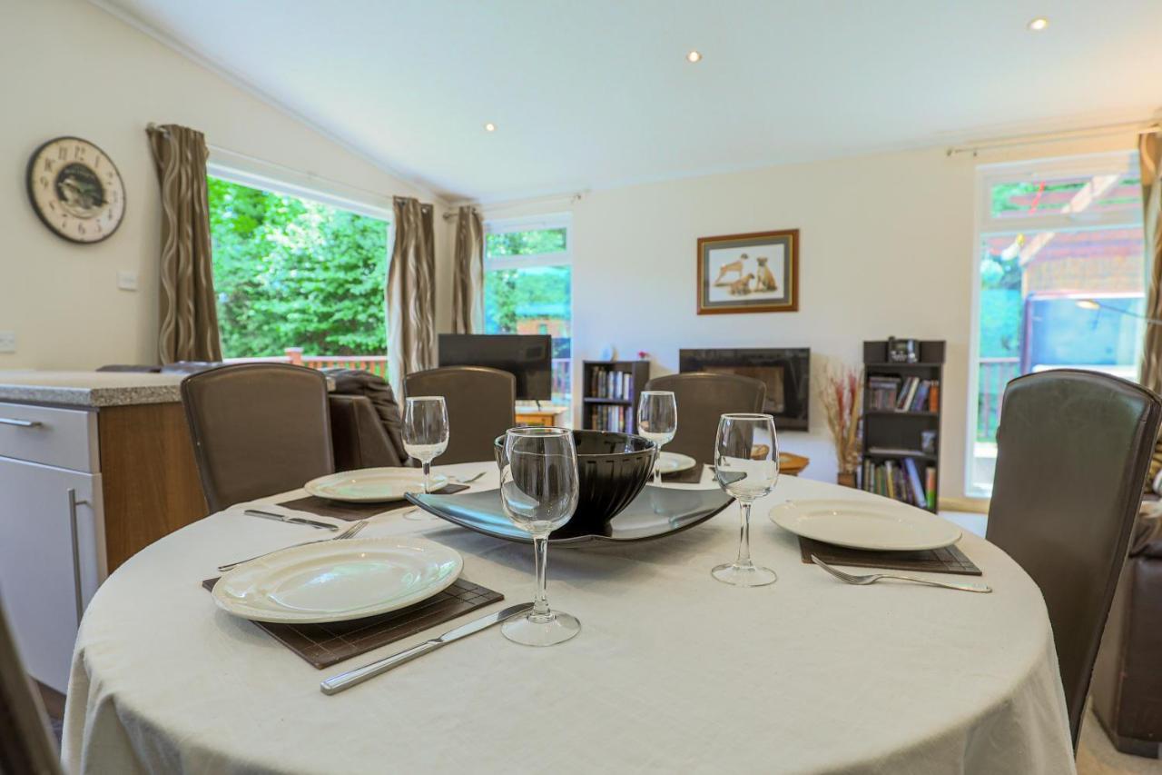 Conkers Lodge For 6 With Hot Tub & Secluded Decking - Spa Resort In Devon Chudleigh エクステリア 写真
