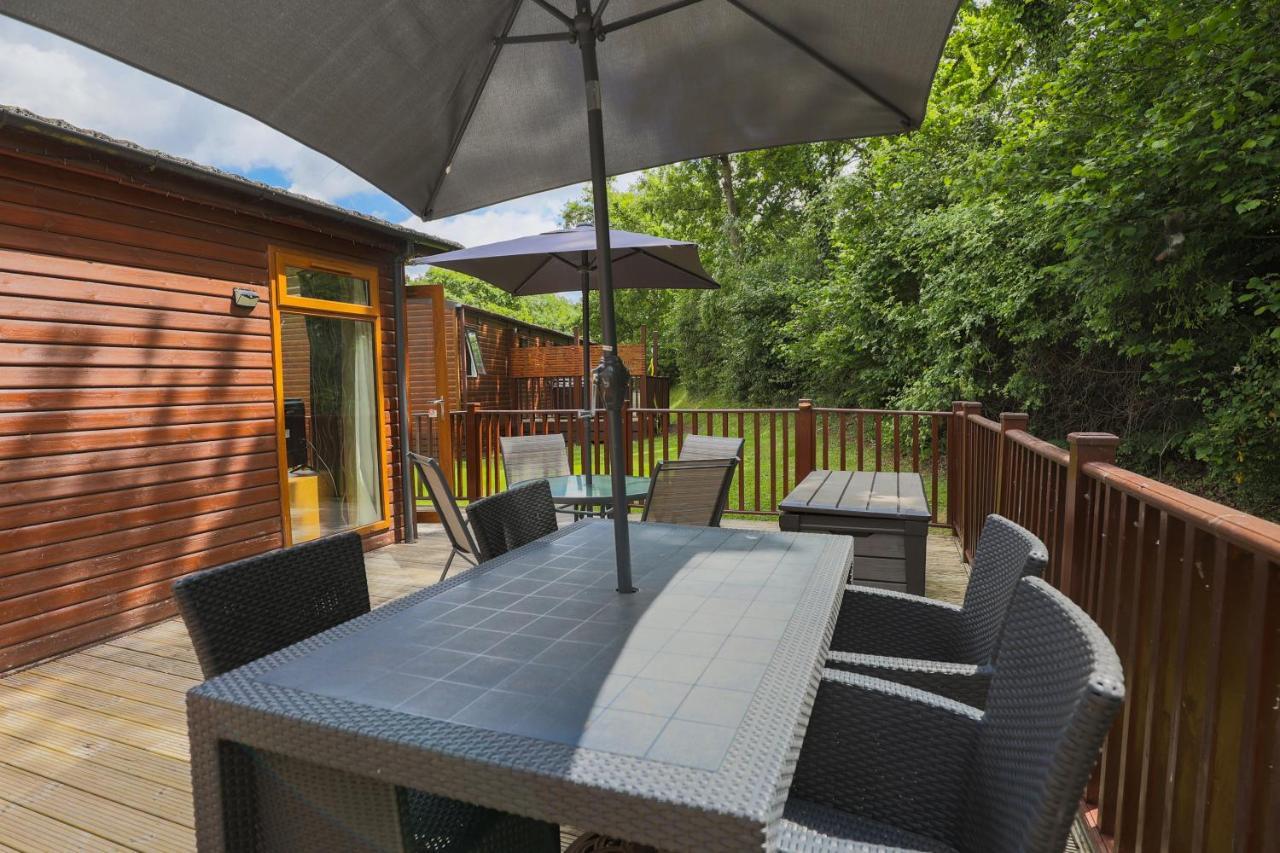 Conkers Lodge For 6 With Hot Tub & Secluded Decking - Spa Resort In Devon Chudleigh エクステリア 写真